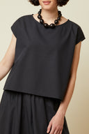 Top Encolure à coudre – portrait mi-corps, coloris noir avec collier – Atelier Brunette
