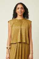 Patron Top Épaulette – Femme de face, top épaulette doré imprimé léopard, encolure froncée, fond beige – Atelier Brunette