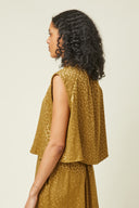 Patron Top Épaulette – Femme de dos, top épaulette doré imprimé léopard, manches raglan, fond beige – Atelier Brunette
