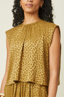 Patron Top Épaulette – Femme semi-profil, top épaulette doré imprimé léopard, vue buste, fond beige – Atelier Brunette