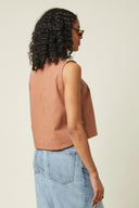Patron Top Pochette – vue de profil légère, top terracotta rose saumon, jean bleu – Atelier Brunette