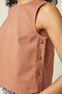 Patron Top Pochette – gros plan côté droit, top terracotta, détail boutonnage latéral – Atelier Brunette