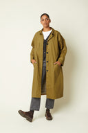 Trench Coat pattern – front view, trench khaki long, shirt collar, grey jeans, derby shoes burgundy – Atelier Brunette