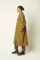 Trench Coat pattern – left profile view, trench khaki long, grey jeans, derby shoes burgundy – Atelier Brunette