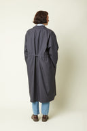 Trench Coat pattern – back view, trench grey charcoal grey, drawstring waist at the back, blue jeans – Atelier Brunette