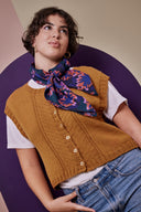 Patron tricot Le Pull et le Gilet – gilet sans manches moutarde, boutons, tricoté, porté sur t-shirt – Atelier Brunette