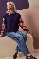 Patron tricot Le Pull et le Gilet – gilet sans manches marine, encolure V, porté sur chemise fleurie – Atelier Brunette