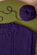 Patron tricot Le Pull et le Gilet – gilet tricoté violet à plat avec pelote de laine, fond kaki – Atelier Brunette