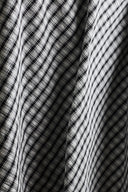 Gros plan sur les plis froissés du tissu seersucker anthracite, détaillant la texture gaufrée en relief propre au seersucker.