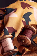 Tissu Séraphine viscose EcoVero fleuri ocre doré au mètre – romantique – Atelier Brunette