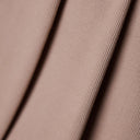 Gros plan diagonal sur les côtes fines du bord-côte rose poudré, texture maille extensible.