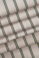 Gros plan sur le tissu Weave Line écru à fines rayures gris-bleu et moutarde, plissé en éventail.